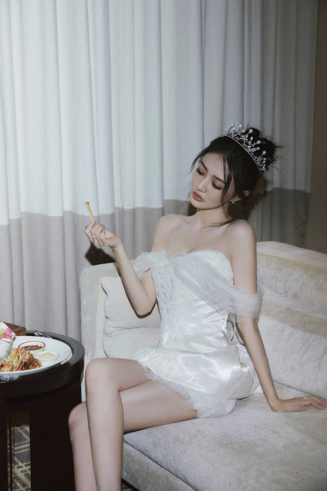 徐璐头戴皇冠化身绝美公主 身穿抹胸白裙性感俏皮