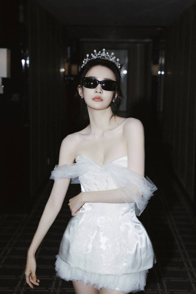 徐璐头戴皇冠化身绝美公主 身穿抹胸白裙性感俏皮