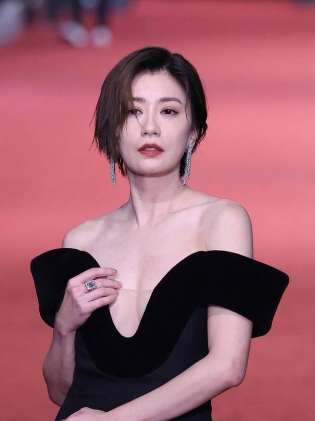 贾静雯穿深V黑裙诱惑迷人 又纯又欲胸口事业线吸睛