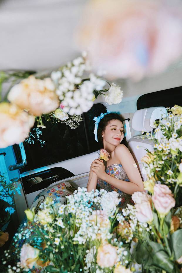 迪丽热巴身穿花裙甜笑明艳大方 嘴含花瓣酷似神女