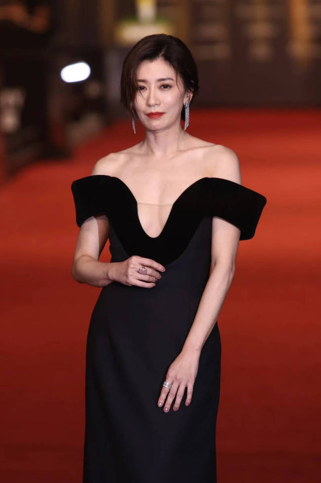 贾静雯穿深V黑裙诱惑迷人 又纯又欲胸口事业线吸睛