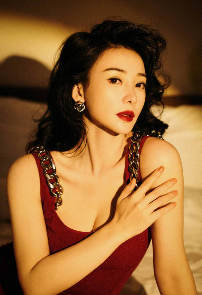 柳岩穿红裙化身艳丽玫瑰 昏暗灯光中展露曼妙身姿