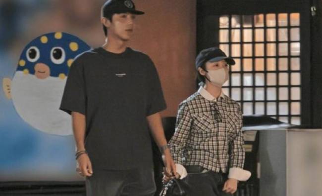 桥本环奈与中川大志约会被拍 公园亲吻后共赴酒店