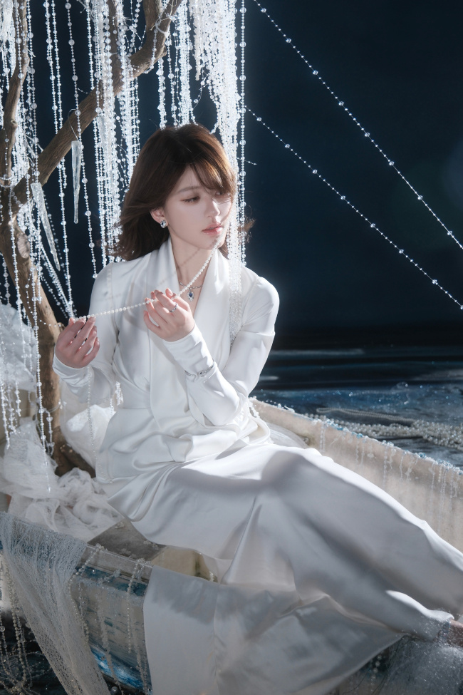赵露思化身珍珠丝绸美人 气质温婉纯洁