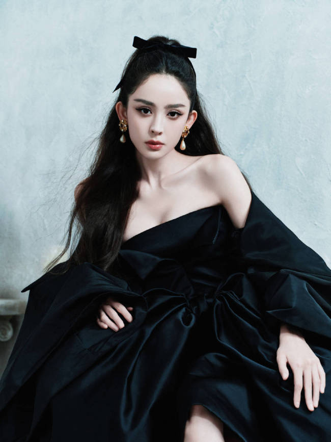 古力娜扎穿黑色抹胸裙秀好身材 宛若油画中的美人