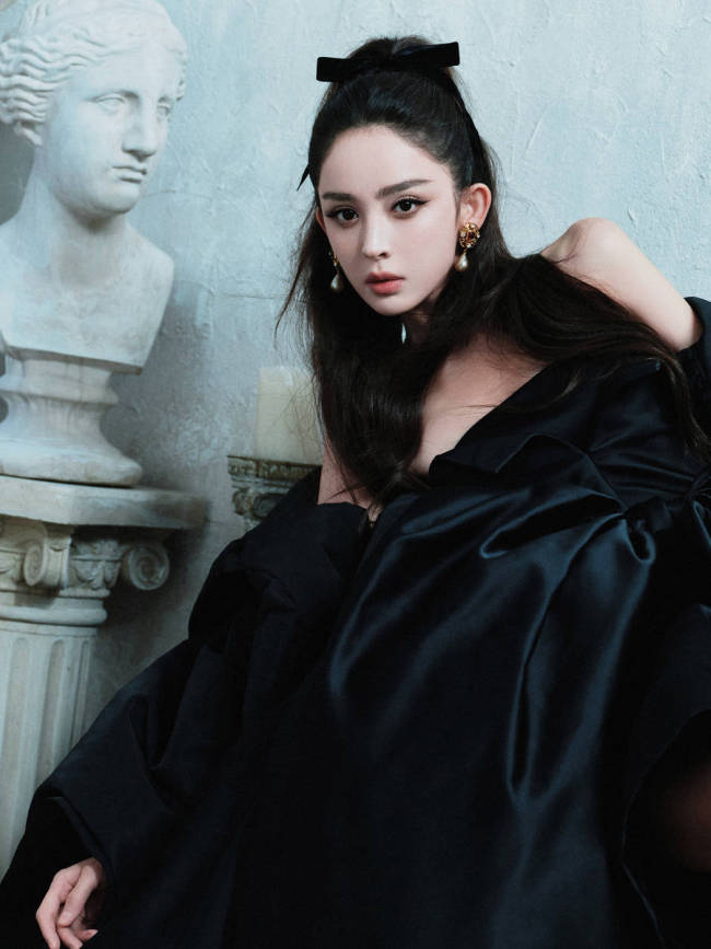 古力娜扎穿黑色抹胸裙秀好身材 宛若油画中的美人