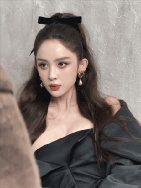 古力娜扎穿黑色抹胸裙秀好身材 宛若油画中的美人