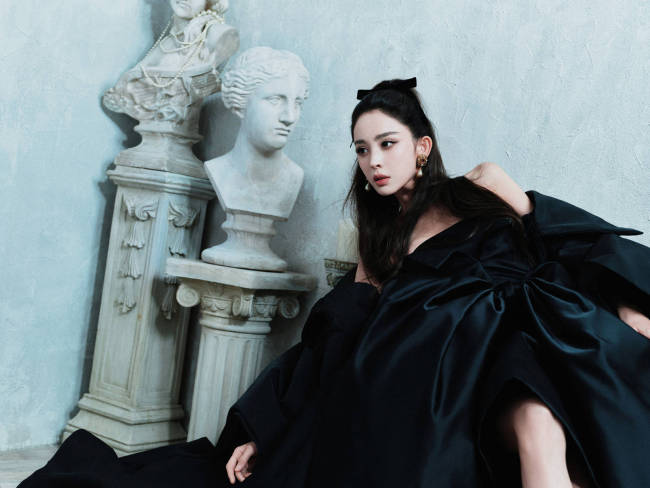 古力娜扎穿黑色抹胸裙秀好身材 宛若油画中的美人