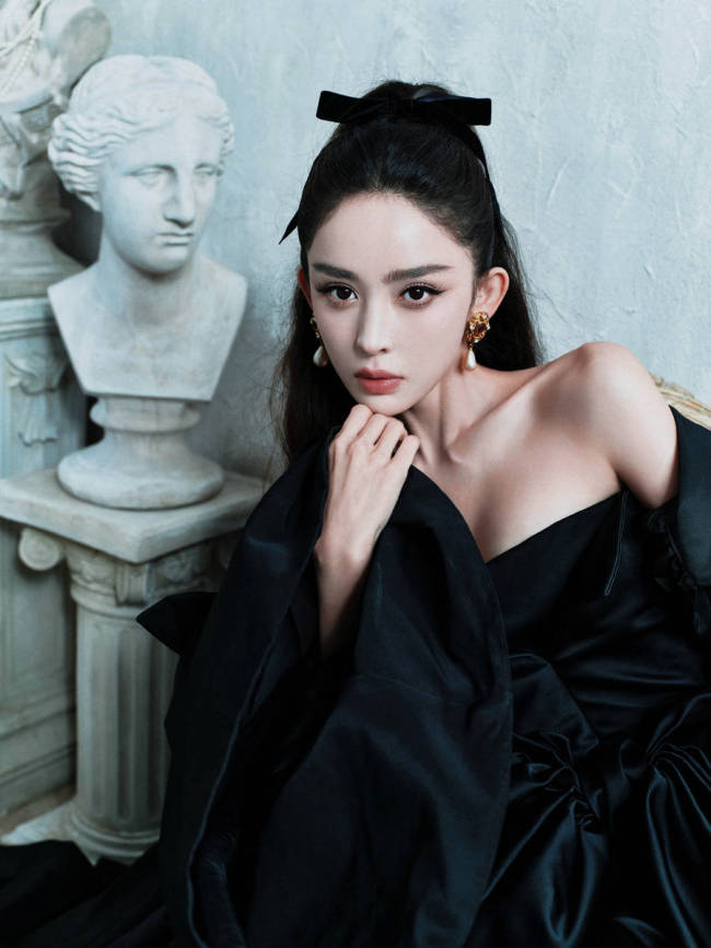古力娜扎穿黑色抹胸裙秀好身材 宛若油画中的美人