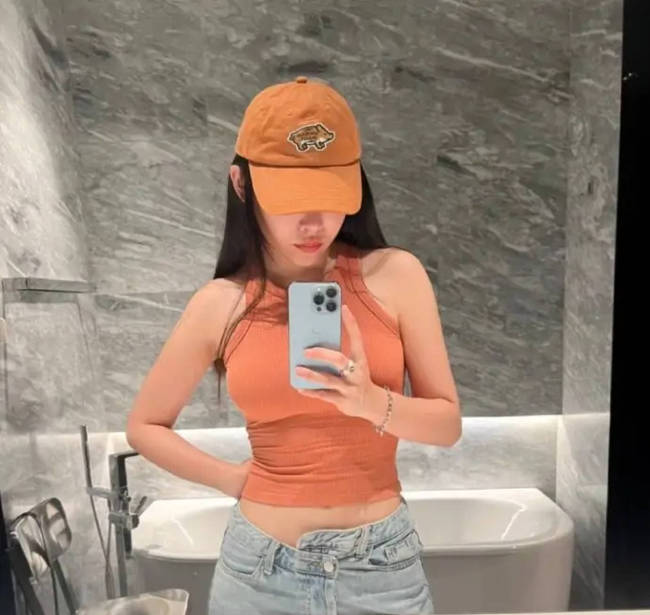 葛夕比基尼美照引热议 穿吊带大秀身材火辣又随性