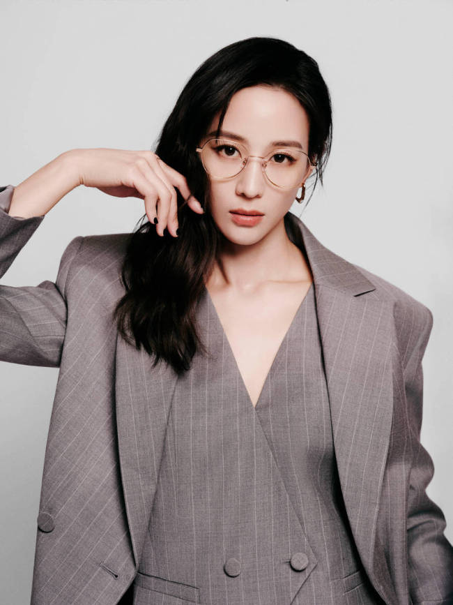 张钧甯化身都市女性尽显潇洒魅力