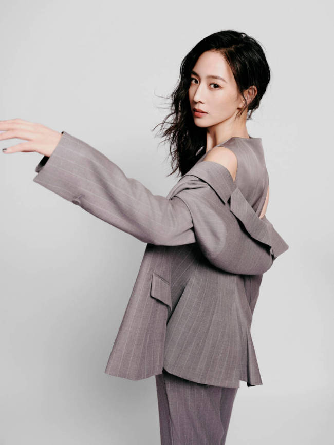 张钧甯化身都市女性尽显潇洒魅力