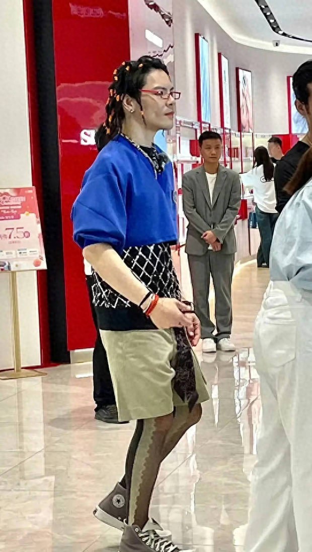 向佐最新直播造型曝光 涂口红穿短裤配黑丝