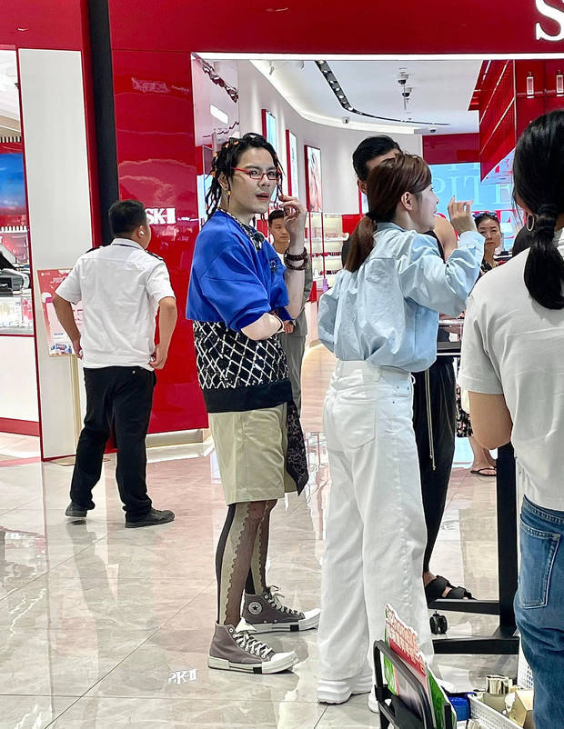 向佐最新直播造型曝光 涂口红穿短裤配黑丝