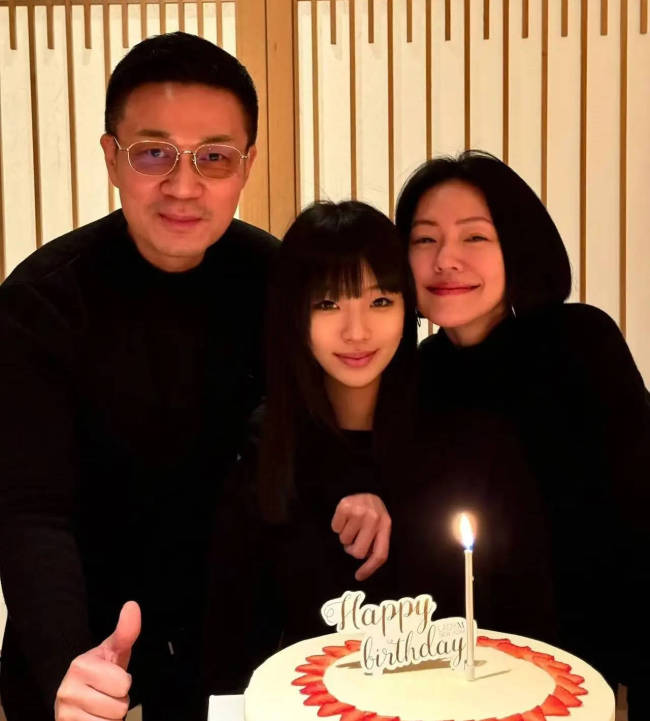 小S提前为大女儿庆19岁生日 Elly将离家去美国留学