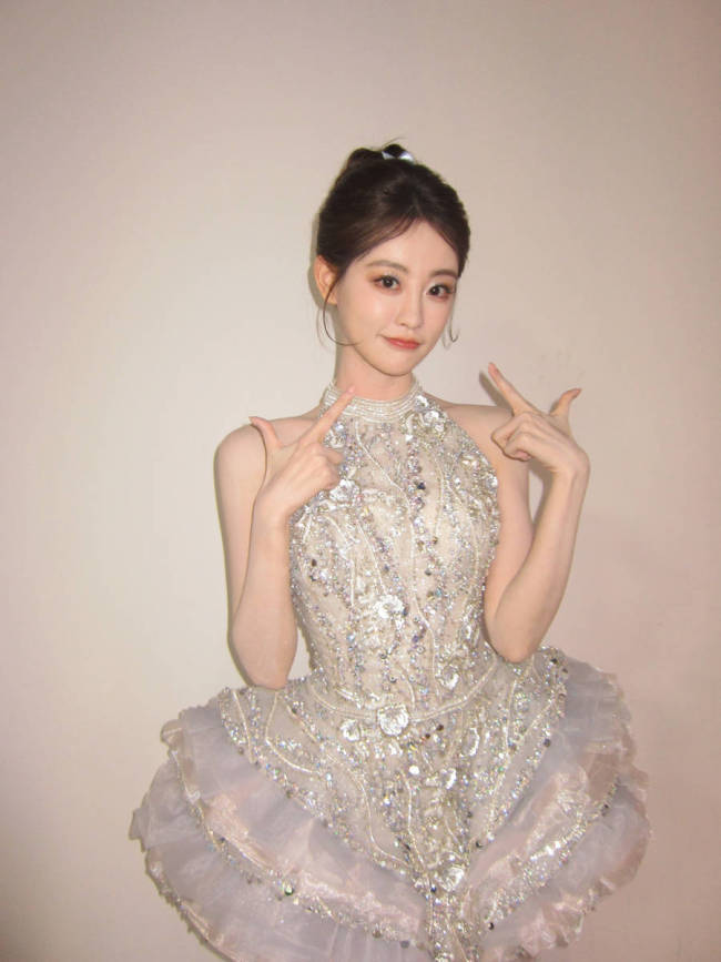 祝绪丹穿银色无袖公主裙好美 脸颊比心少女感十足