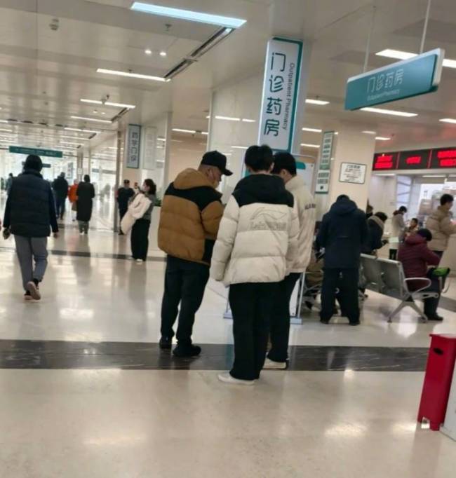 岳云鹏医院看病被偶遇 此前曾透露自己脑供血不足