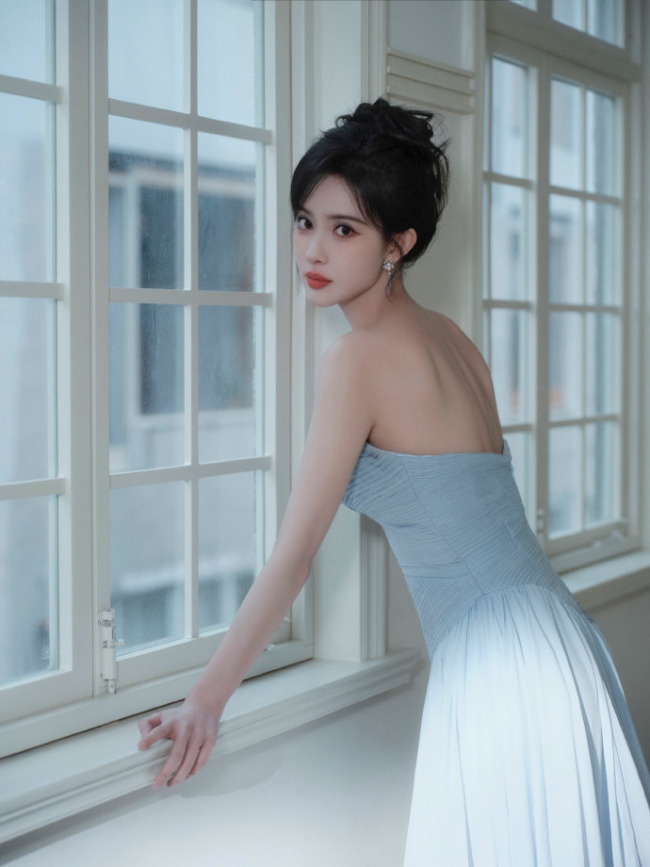 孟子义蓝色长裙清新优雅 五官精致身姿曼妙