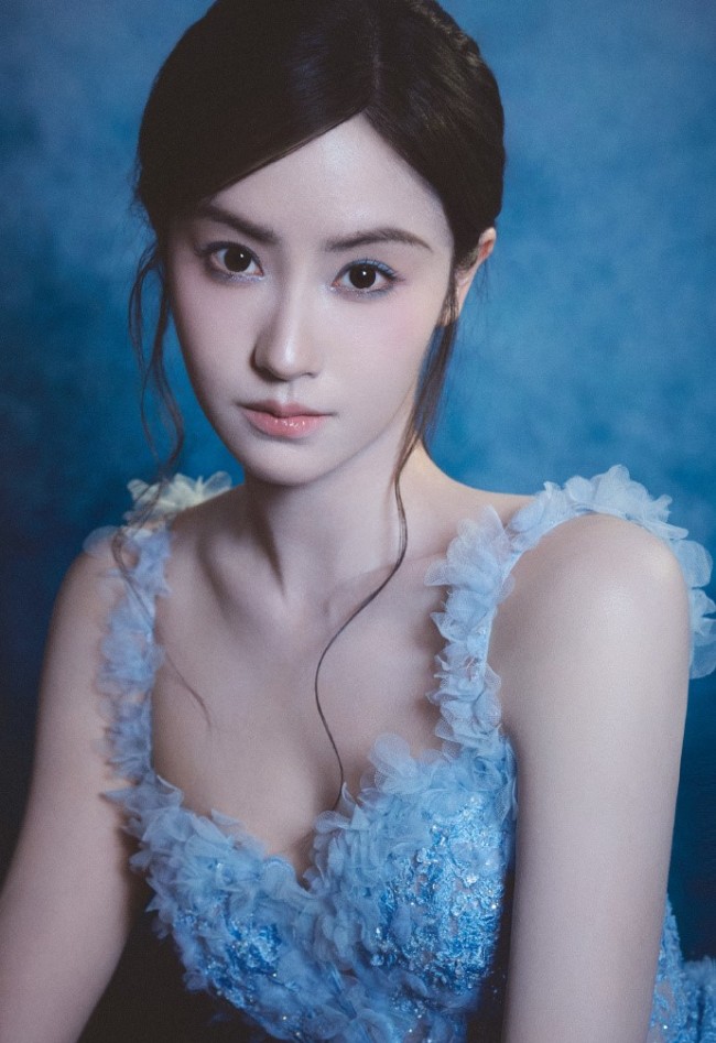 毛晓慧一袭蓝色礼裙 五官精致气质清冷
