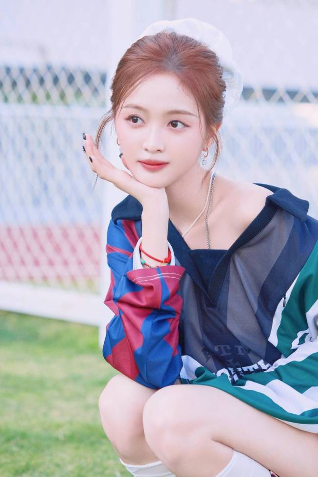 吴宣仪化身球场少女元气满满 秀纤细美腿身姿曼妙