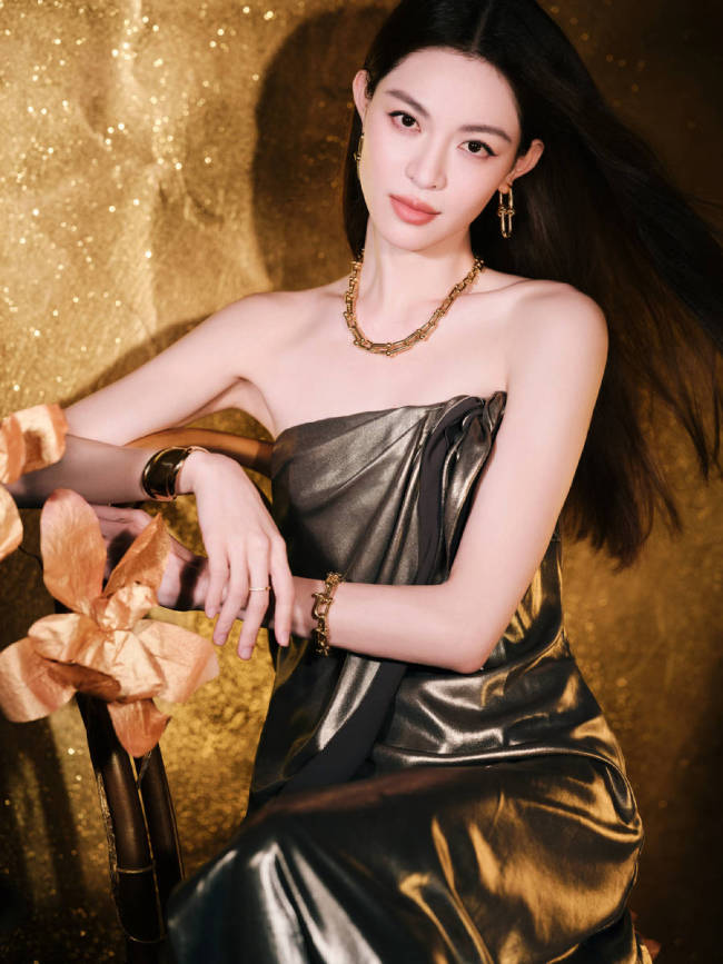 钟楚曦穿金色鎏光裙宛若女神降临 绽放自信笑容