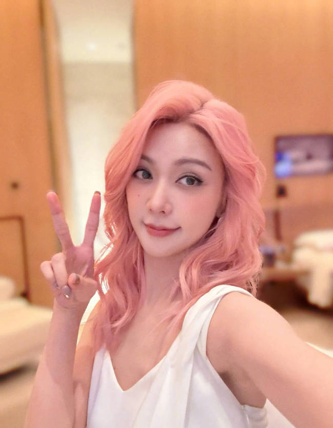 薛凯琪粉色卷发造型甜美又浪漫！对镜自拍美貌养眼