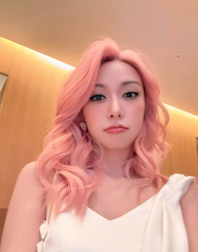 薛凯琪粉色卷发造型甜美又浪漫！对镜自拍美貌养眼