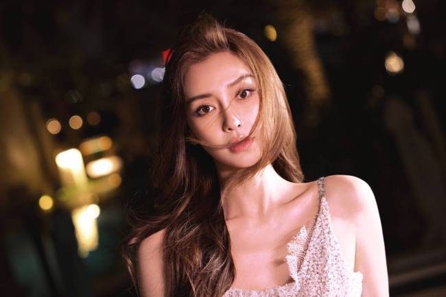 杨颖绝美庆生照释出！穿银白闪光裙化身人鱼公主