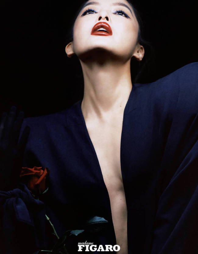 辛芷蕾化身暗夜女王气场全开！穿深V装秀火辣身材