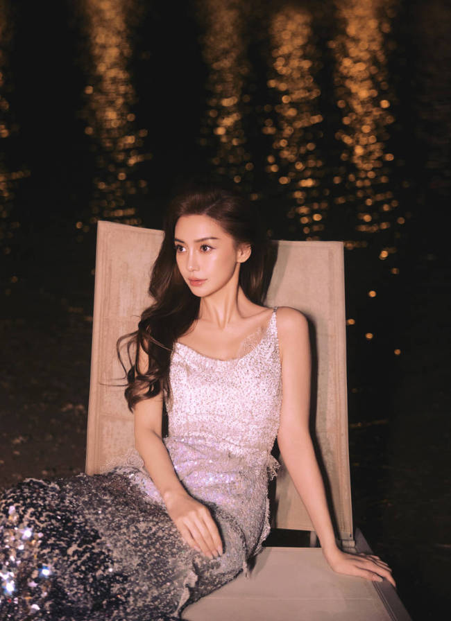 杨颖绝美庆生照释出！穿银白闪光裙化身人鱼公主