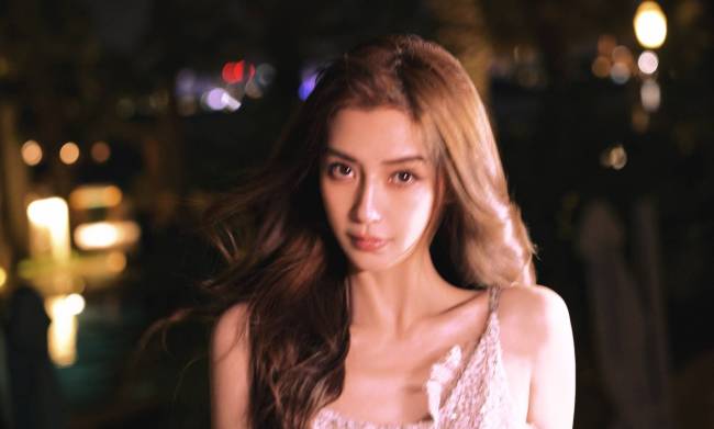 杨颖绝美庆生照释出！穿银白闪光裙化身人鱼公主