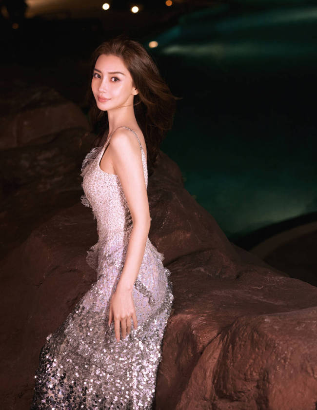 杨颖绝美庆生照释出！穿银白闪光裙化身人鱼公主