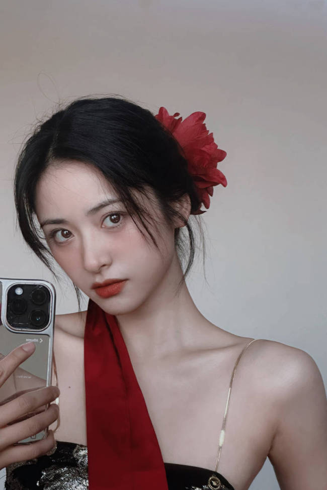 沈月晒庆生美照元气满满 穿粉色抹胸裙如花季少女