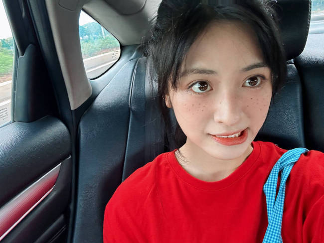 沈月晒庆生美照元气满满 穿粉色抹胸裙如花季少女