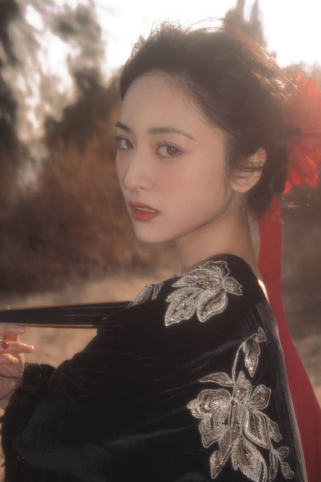 沈月晒庆生美照元气满满 穿粉色抹胸裙如花季少女