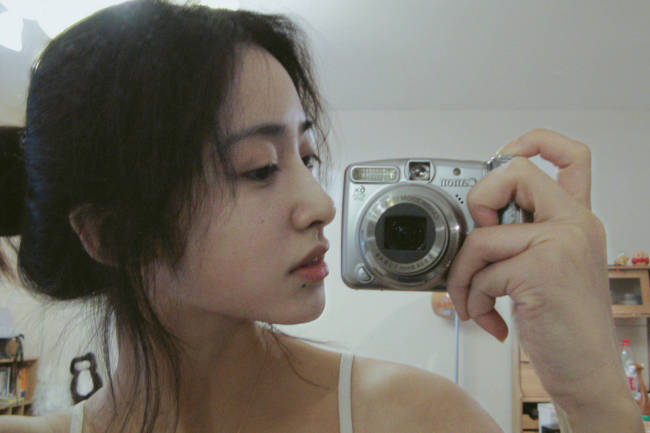 沈月晒庆生美照元气满满 穿粉色抹胸裙如花季少女