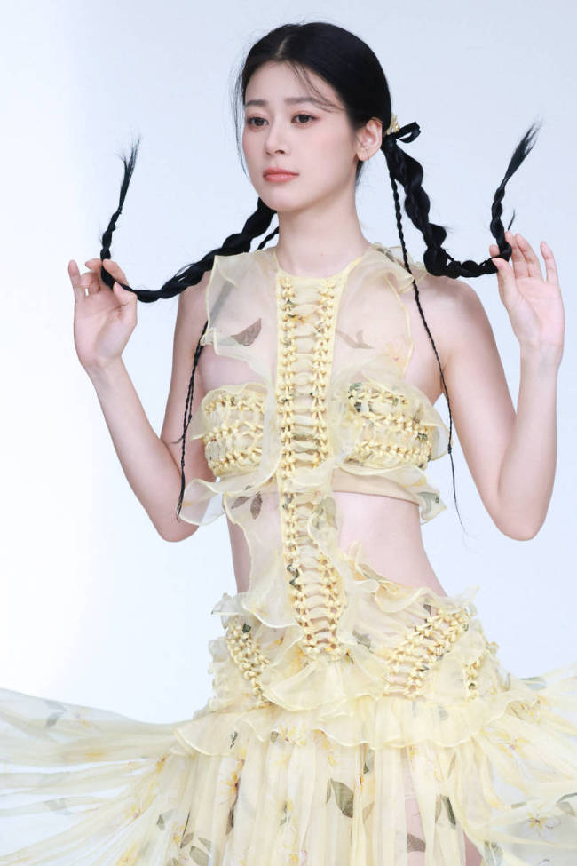 赵昭仪穿镂空装秀曼妙身姿 扎双麻花辫显少女活力