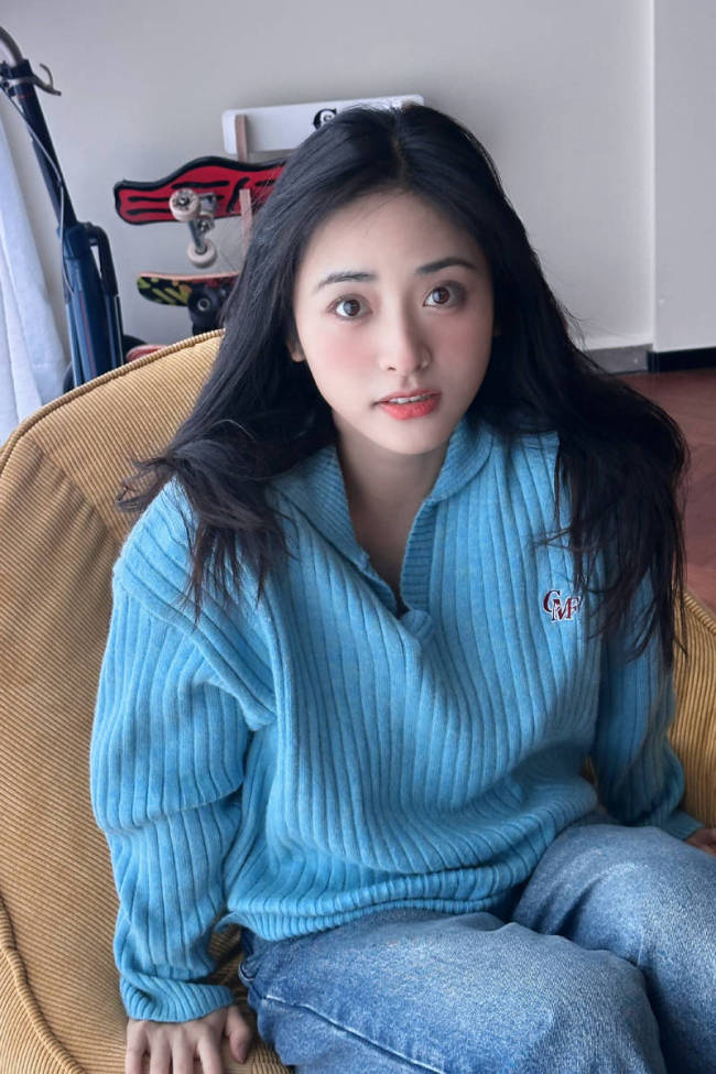 沈月晒庆生美照元气满满 穿粉色抹胸裙如花季少女