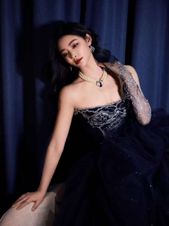 许佳琪穿抹胸纱裙宛如复古美人 锁骨线条格外吸睛
