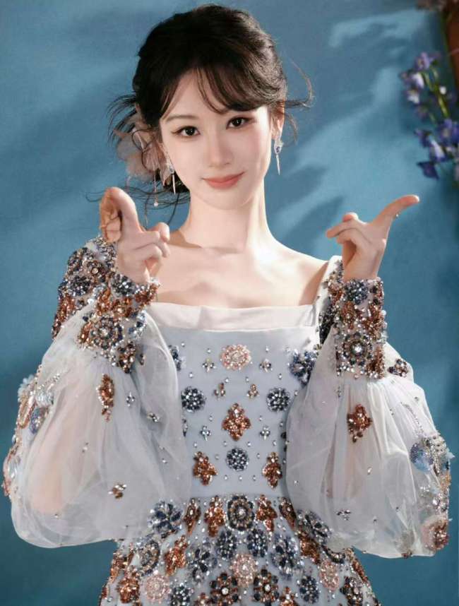 杨紫化身灵动花仙子翩翩起舞 气质优雅美貌迷人