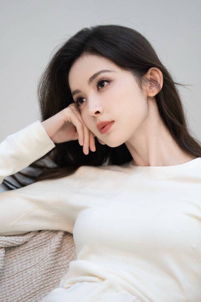 娜扎内衣大片性感火辣 秀白皙美腿比例超绝