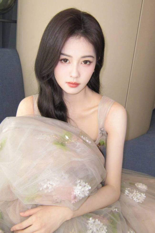 白鹿穿碎花纱裙芬芳四溢 气质清新绝美仙气十足
