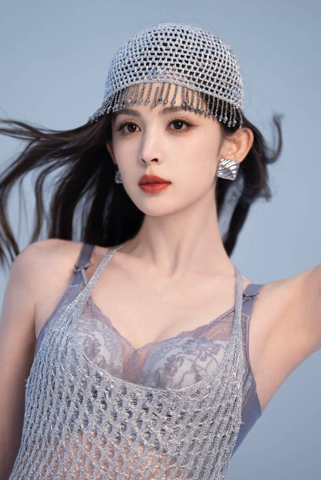 娜扎内衣大片性感火辣 秀白皙美腿比例超绝