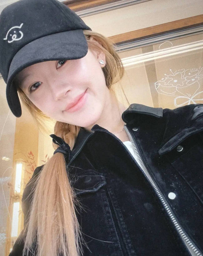 赵露思穿蕾丝蝴蝶结长裙 珍珠眼妆精致身形纤细