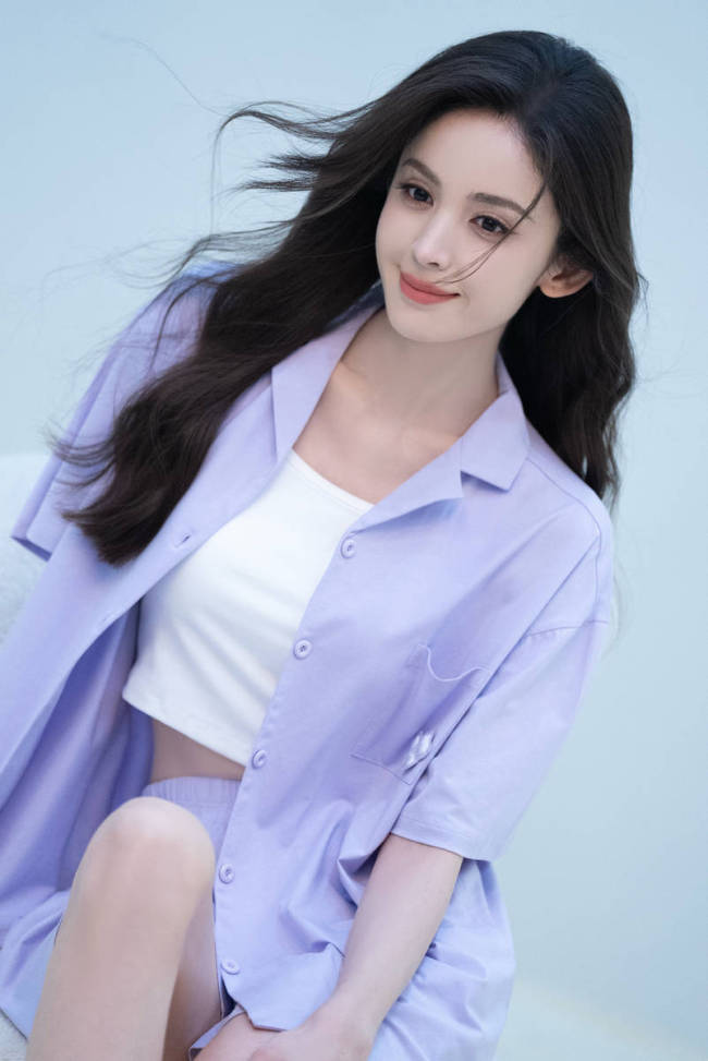 娜扎内衣大片性感火辣 秀白皙美腿比例超绝