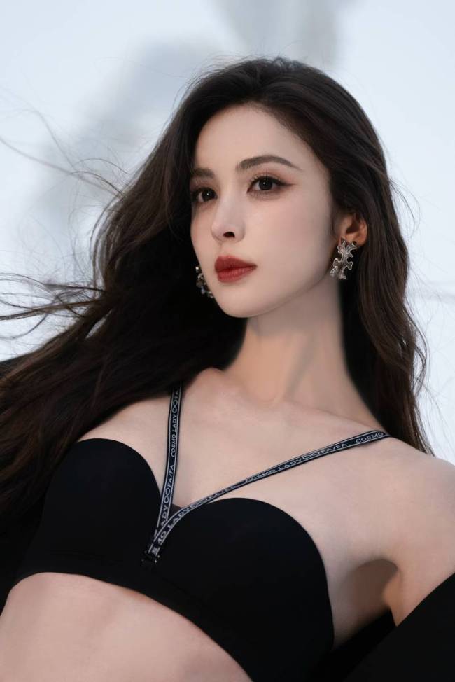 娜扎内衣大片性感火辣 秀白皙美腿比例超绝