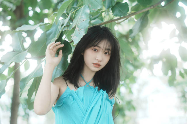 杨肸子穿吊带连衣裙清纯可爱 漫步洱海边自由随性
