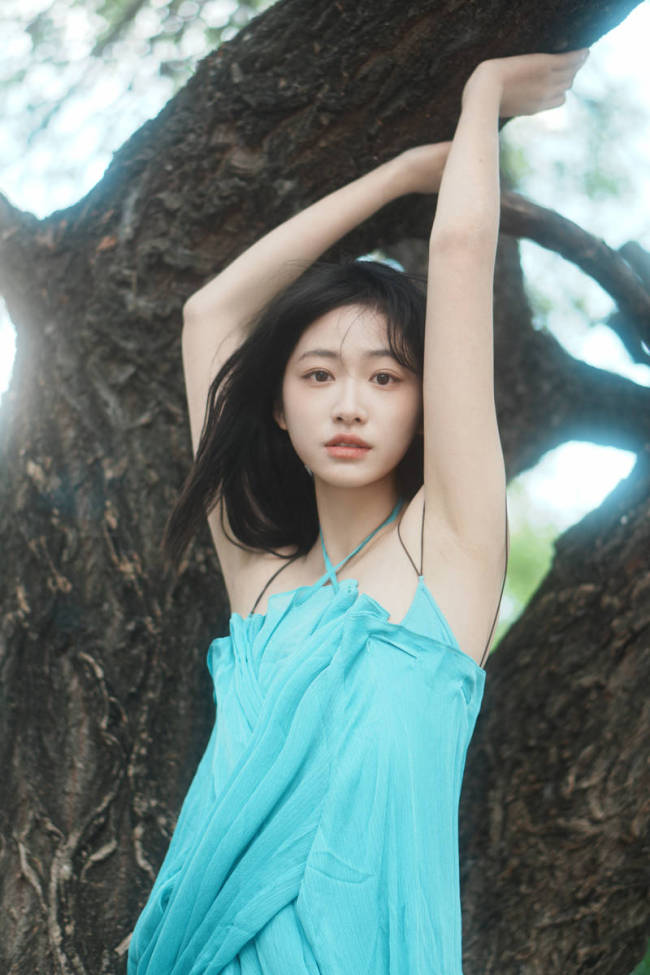 杨肸子穿吊带连衣裙清纯可爱 漫步洱海边自由随性