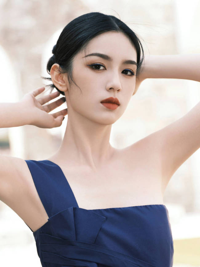 周也蓝色单肩礼裙锁骨曼妙 低盘发造型优雅似公主