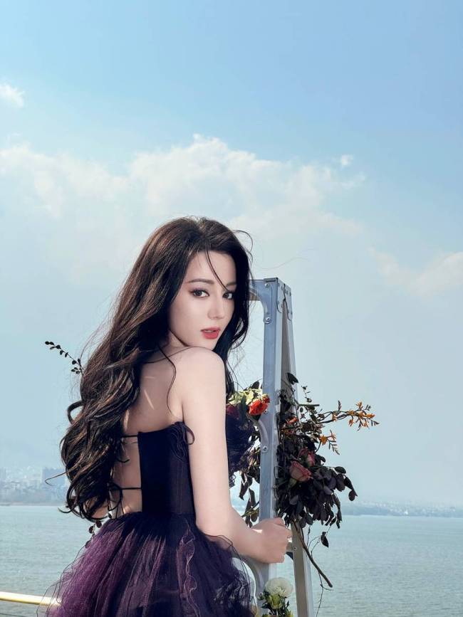 迪丽热巴深紫色露背纱裙好美 大波浪卷发妩媚迷人